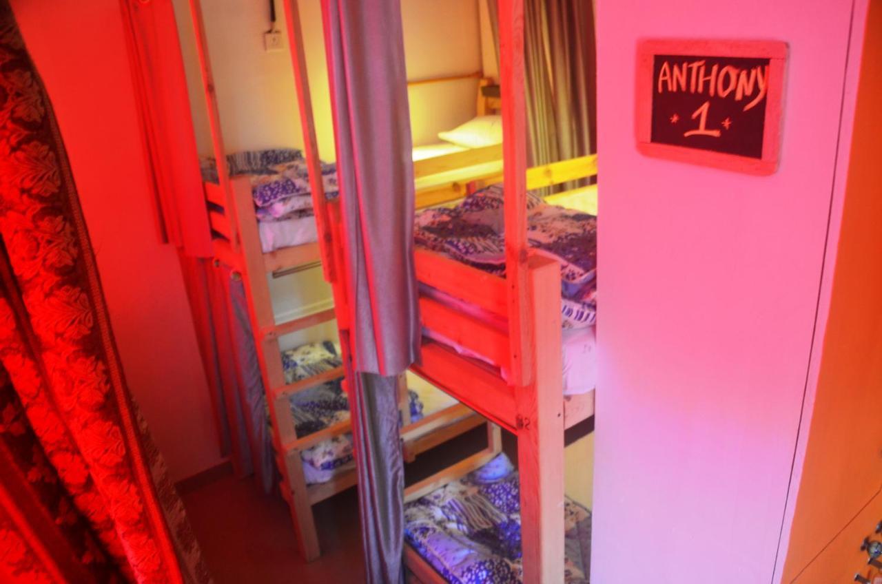 Salaam Namastey Backpackers Vandrarhem Mumbai Exteriör bild